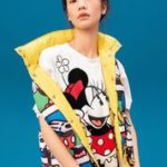 Chaleco reversible amarillo para mujer con print retro de Mickey Mouse, Minnie mouse y Goofy.