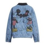 Chaqueta vaquera con mangas abullonadas y print de Mickey y Minnie Mouse en la parte posterior.