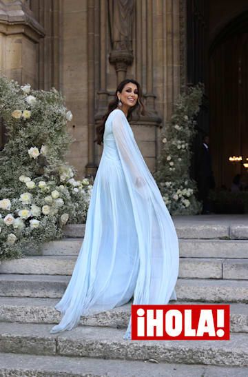 Paloma Cuevas deslumbra en París con su vestido celeste y drapeado de Rosa  Clará 