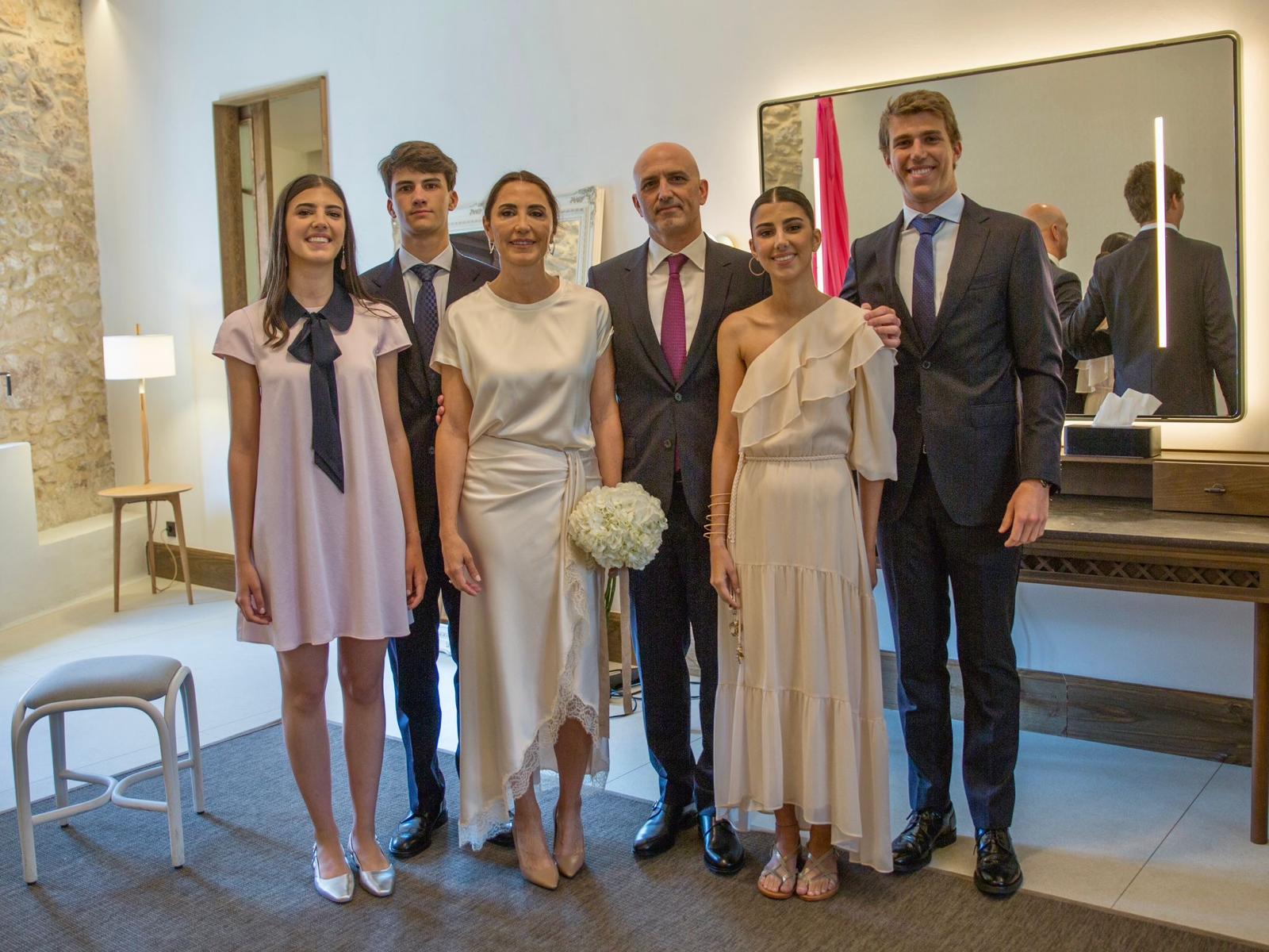 Blanca Morata y Boro Monrabal, con sus hijos Candela, Pablo, Carlota y Boro Jr.