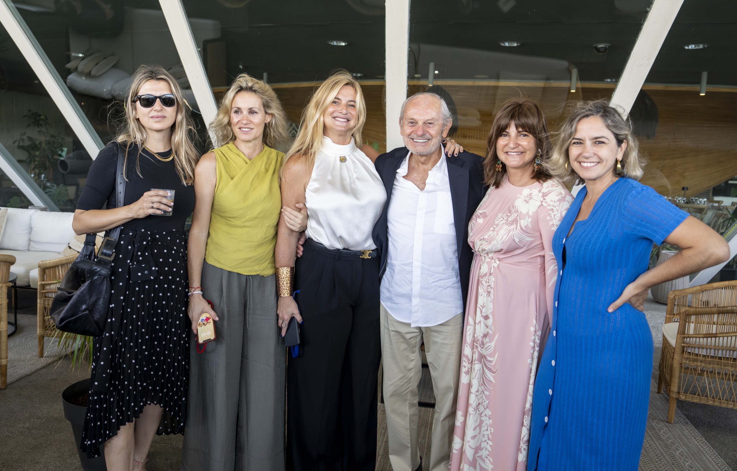 Elena Meléndez, la Secretaria Autonomica de Cultura, Paula Añó acompañada por su papá, María Medina, Ángela Pla y Paula Pons.