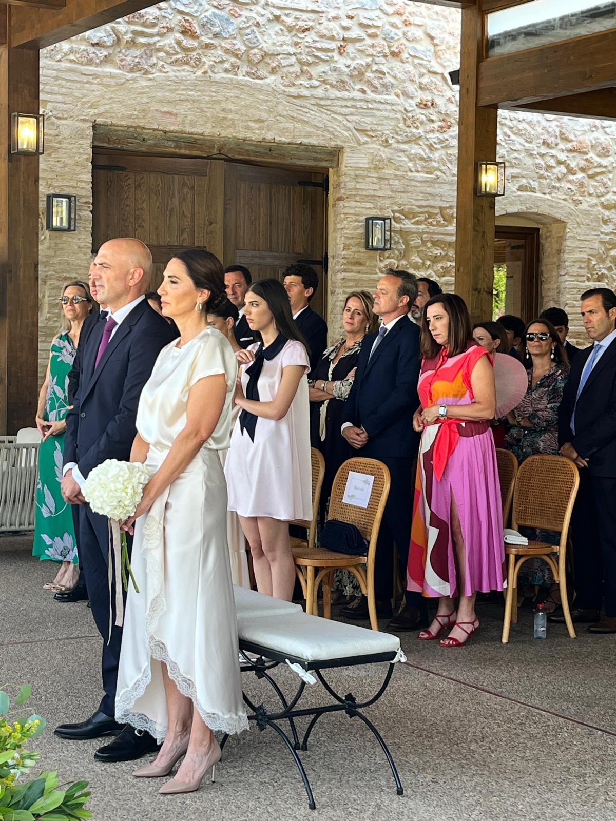 Un momento de la emotiva celebración religiosa de las bodas de plata de Blanca Morata y Boro Monrabal.