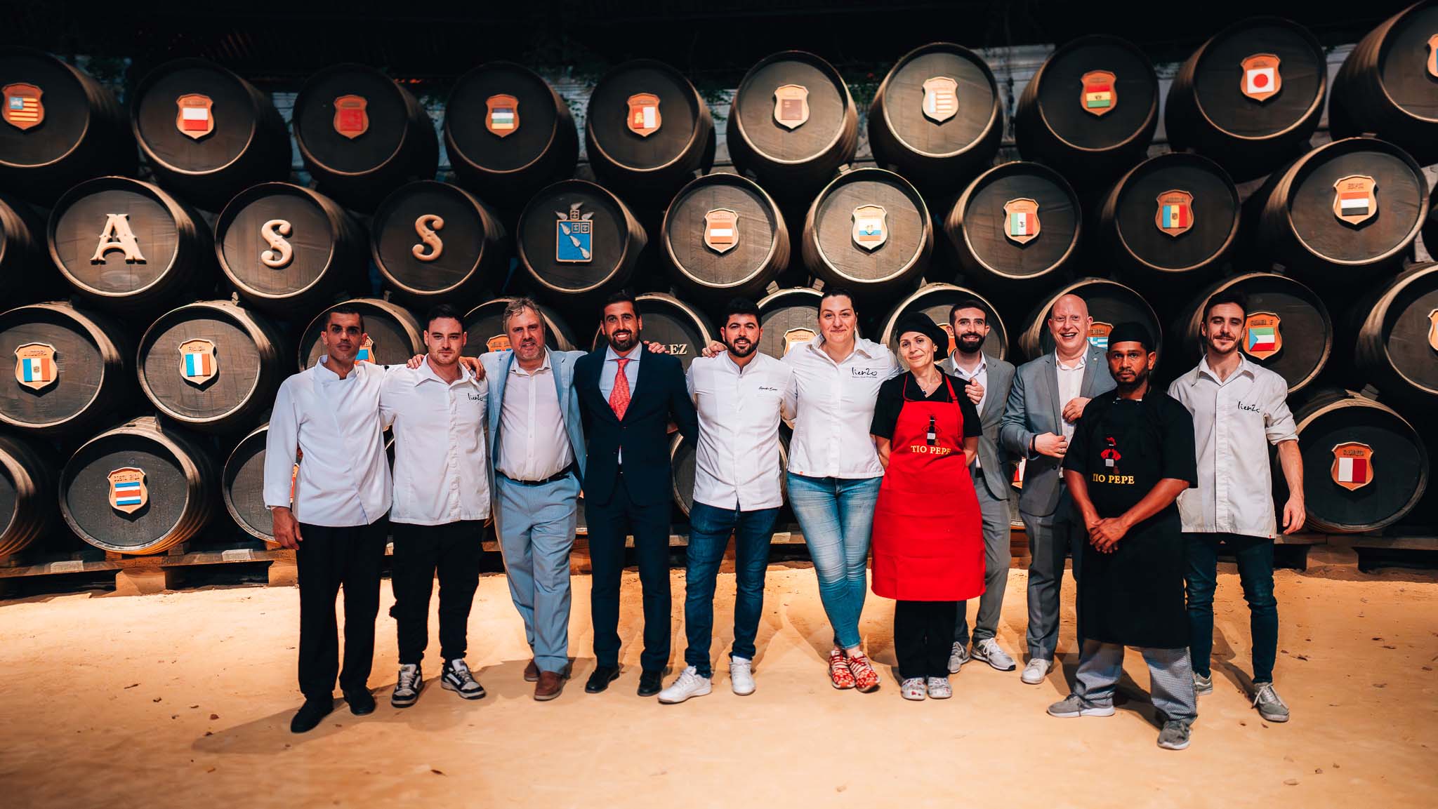 Equipo del restaruante Lienzo y Bodega Gonzalez Byass en la bodega.