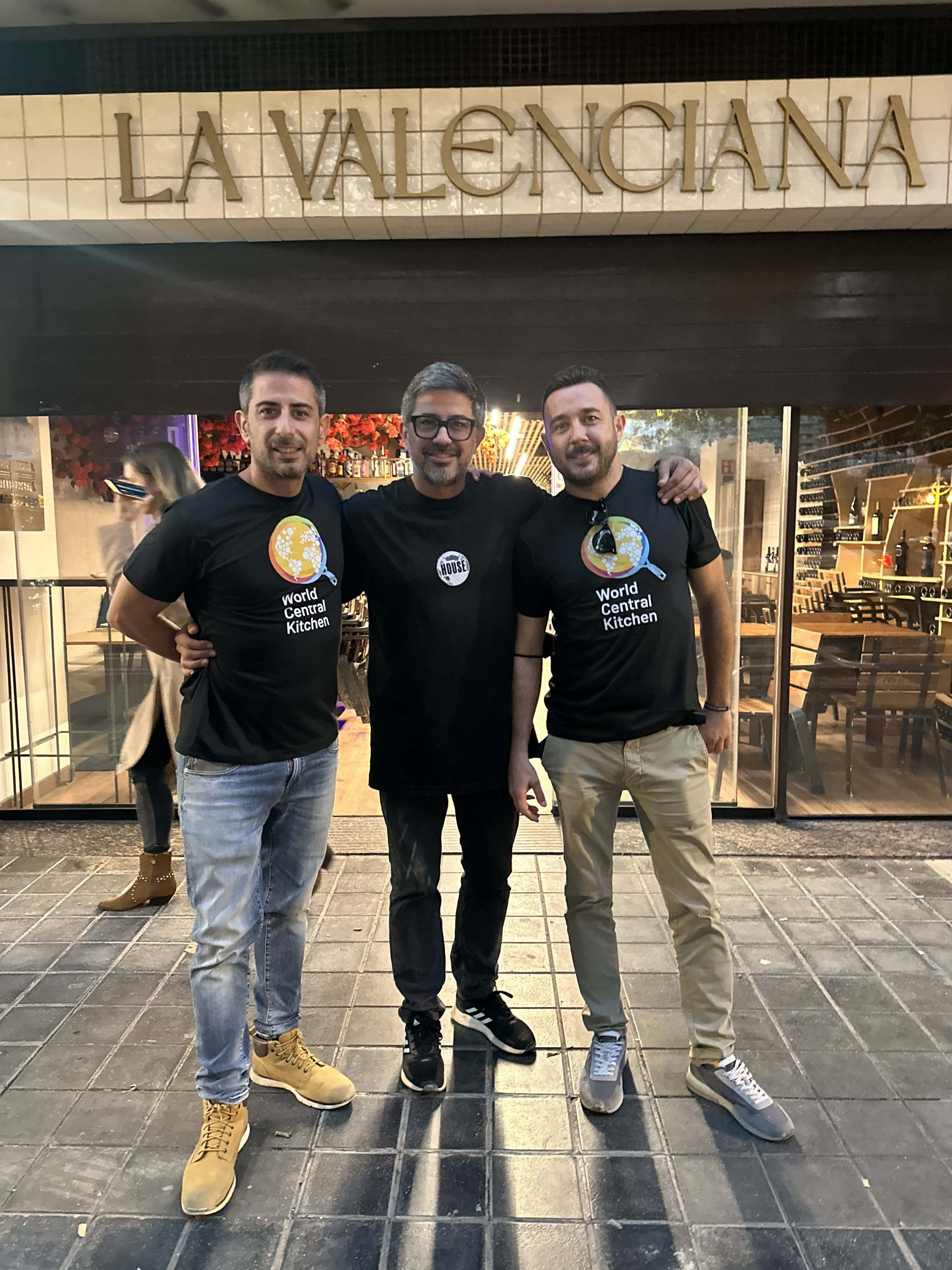 Carlos y Pacual Granell junto a Juan López, antes de salir de nuevo con comida caliente a los pueblos afectados por la DANA.