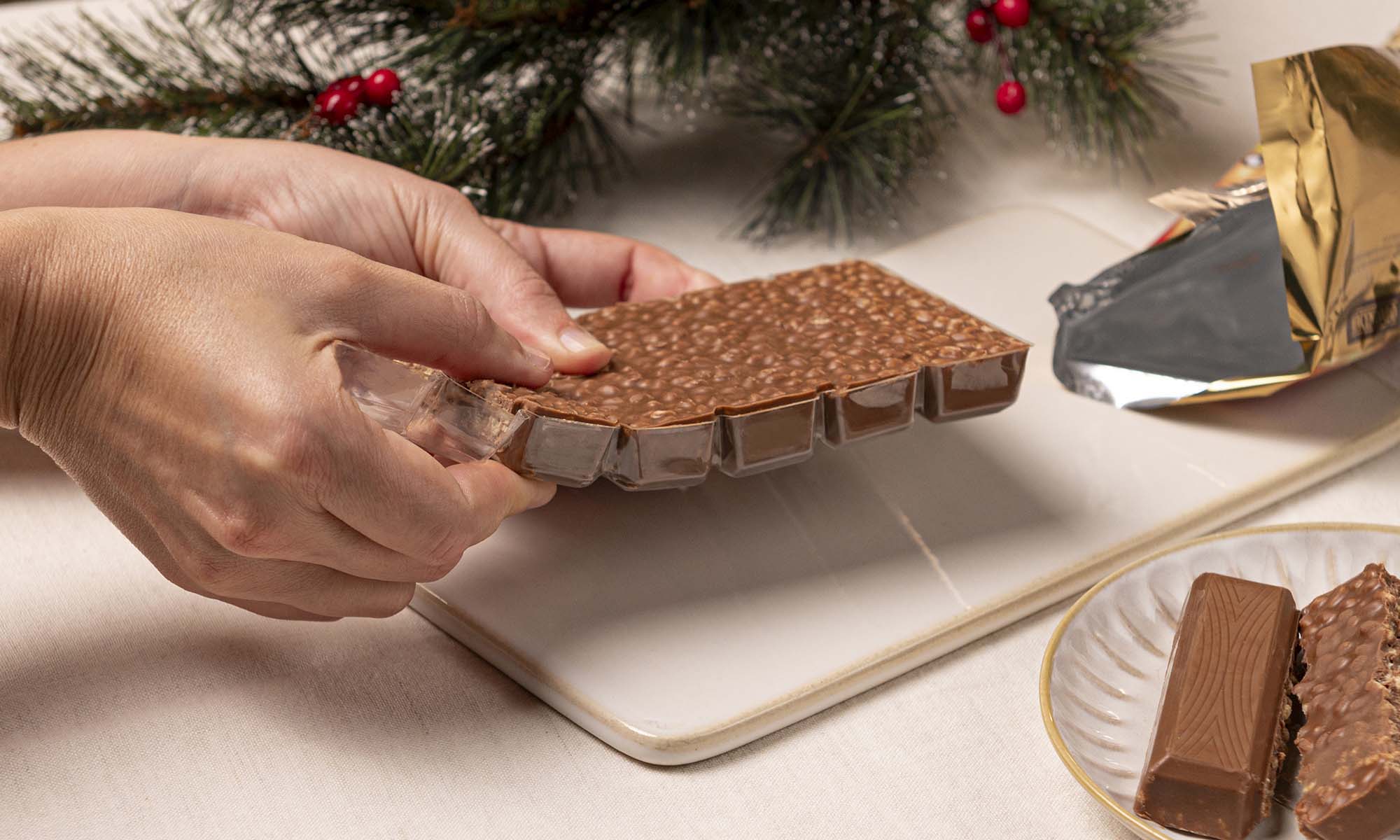 Barqueta de turrón de chocolate crujiente.