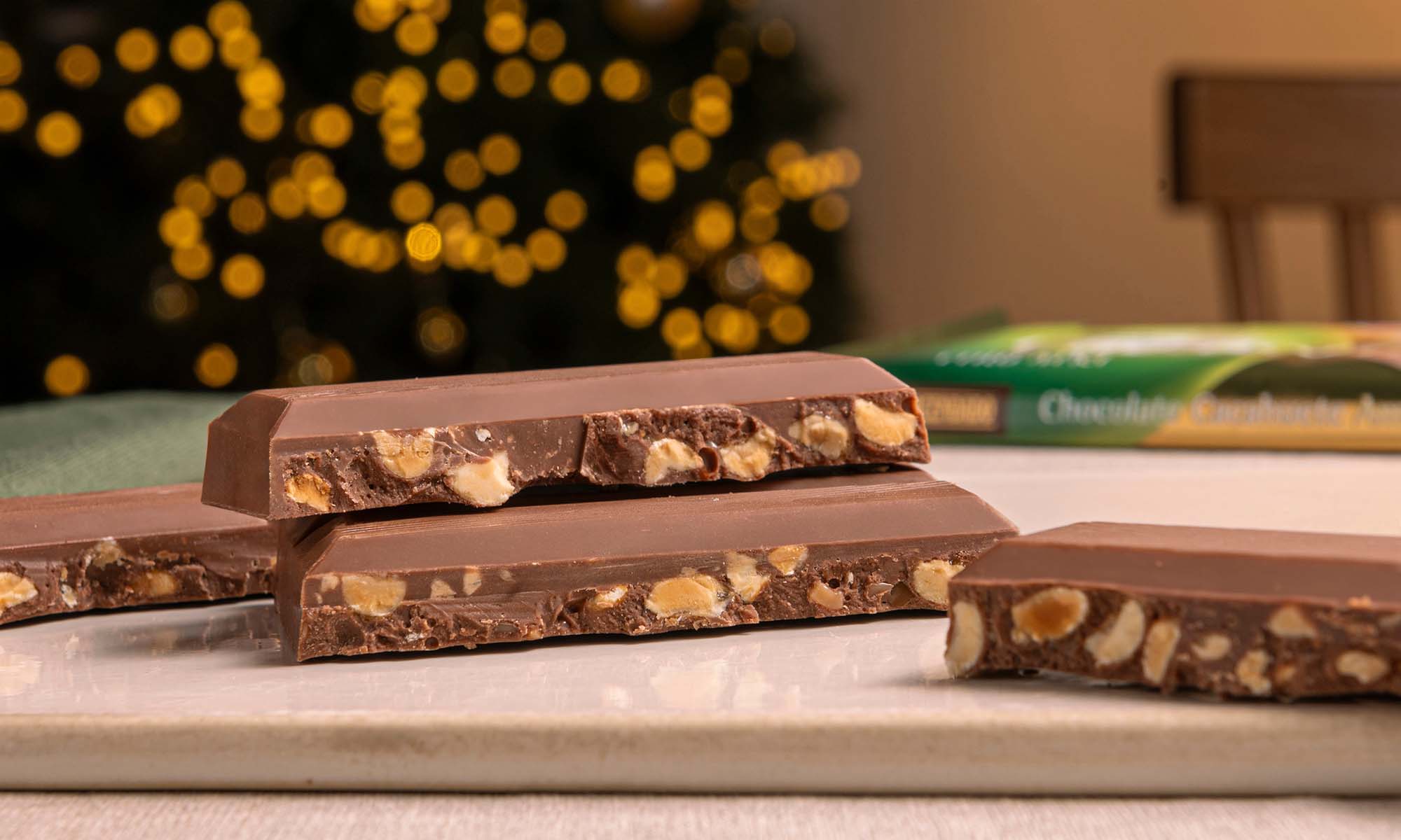 Turrón de chocolate con cacahuetes.