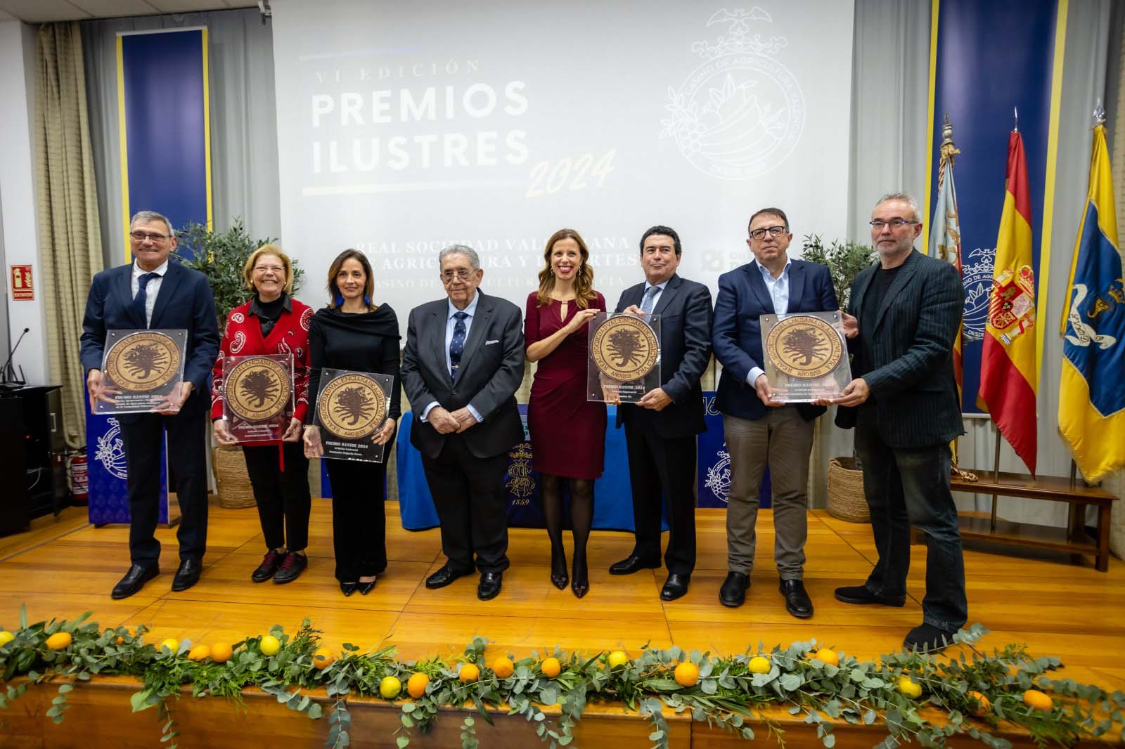 LOS PREMIADOS JUNTO AL PRESIDENTE DEL CASINO