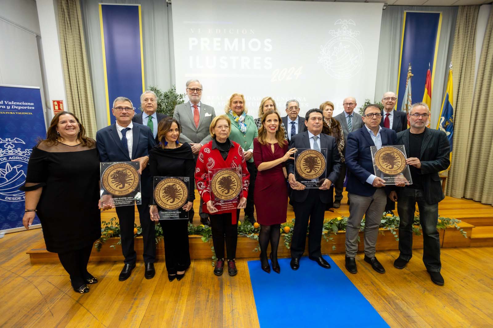 Los premiados junto a los miembros del jurado y autoridades