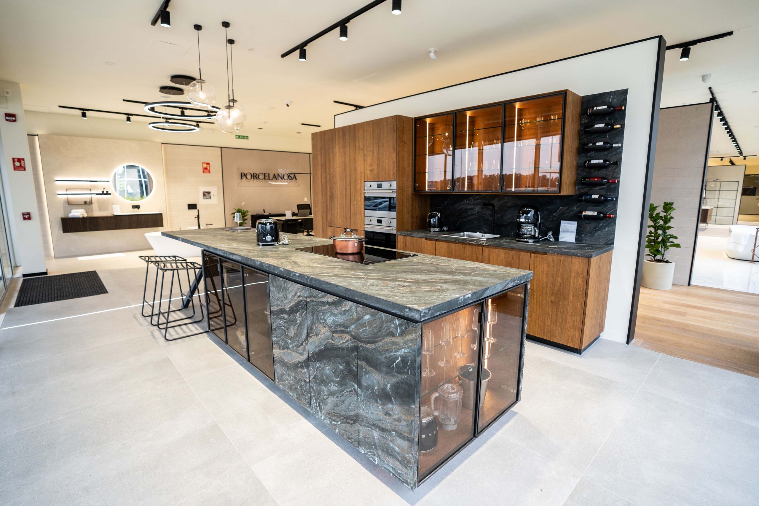 Cocina del showroom Porcelanosa en Uruguay