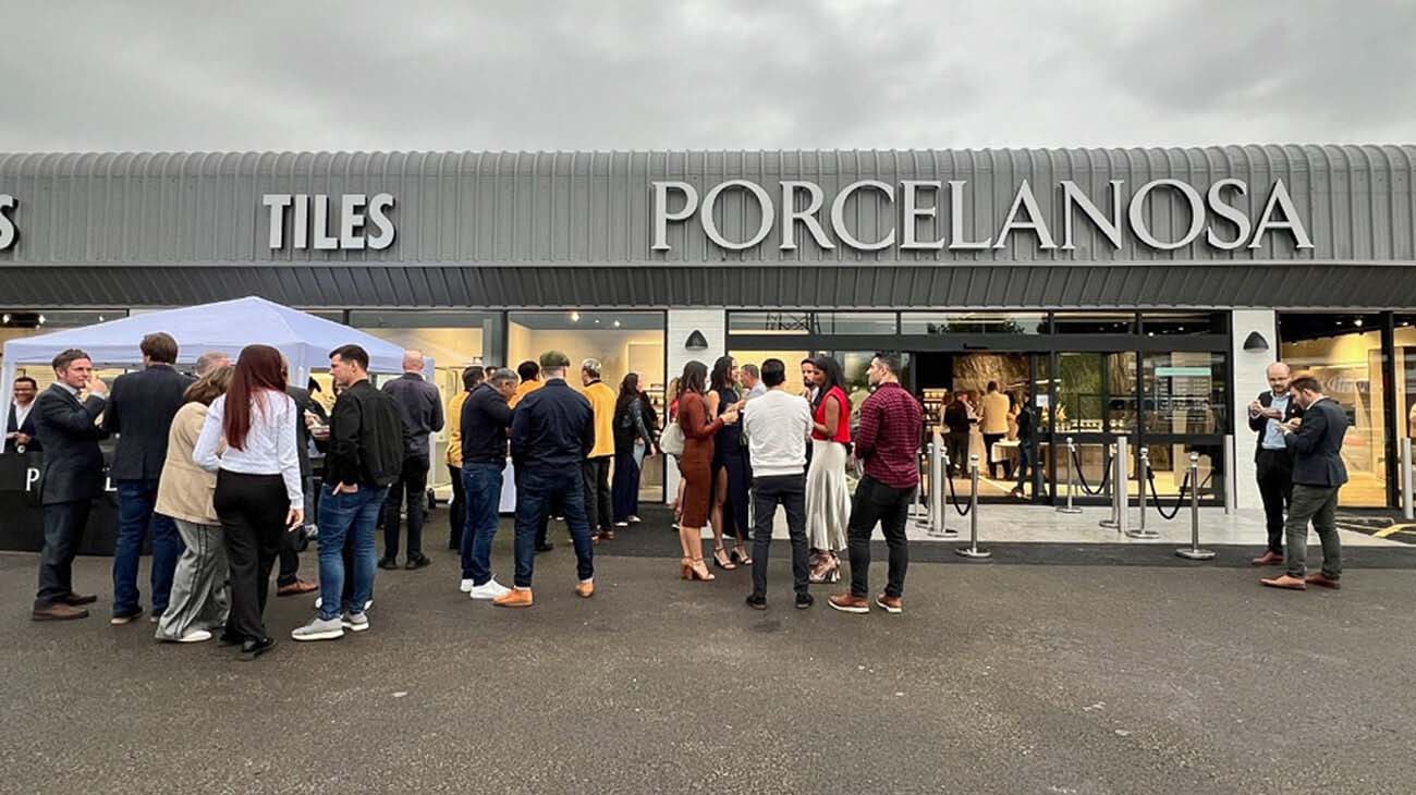 Entrada del showroom de Porcelanosa en Chester durante la inauguracio╠ün