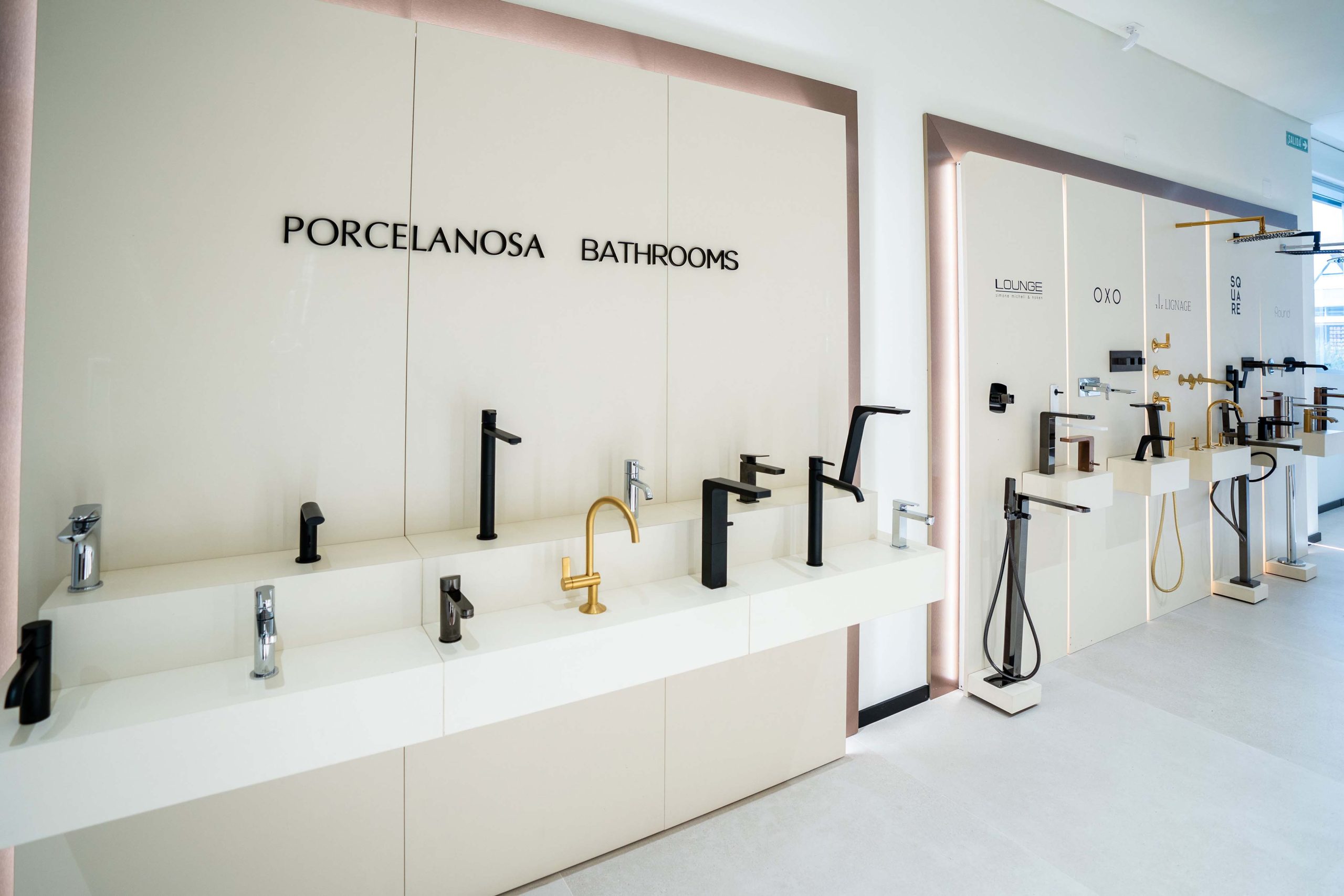 Zona de aguas en el showroom Porcelanosa en Uruguay