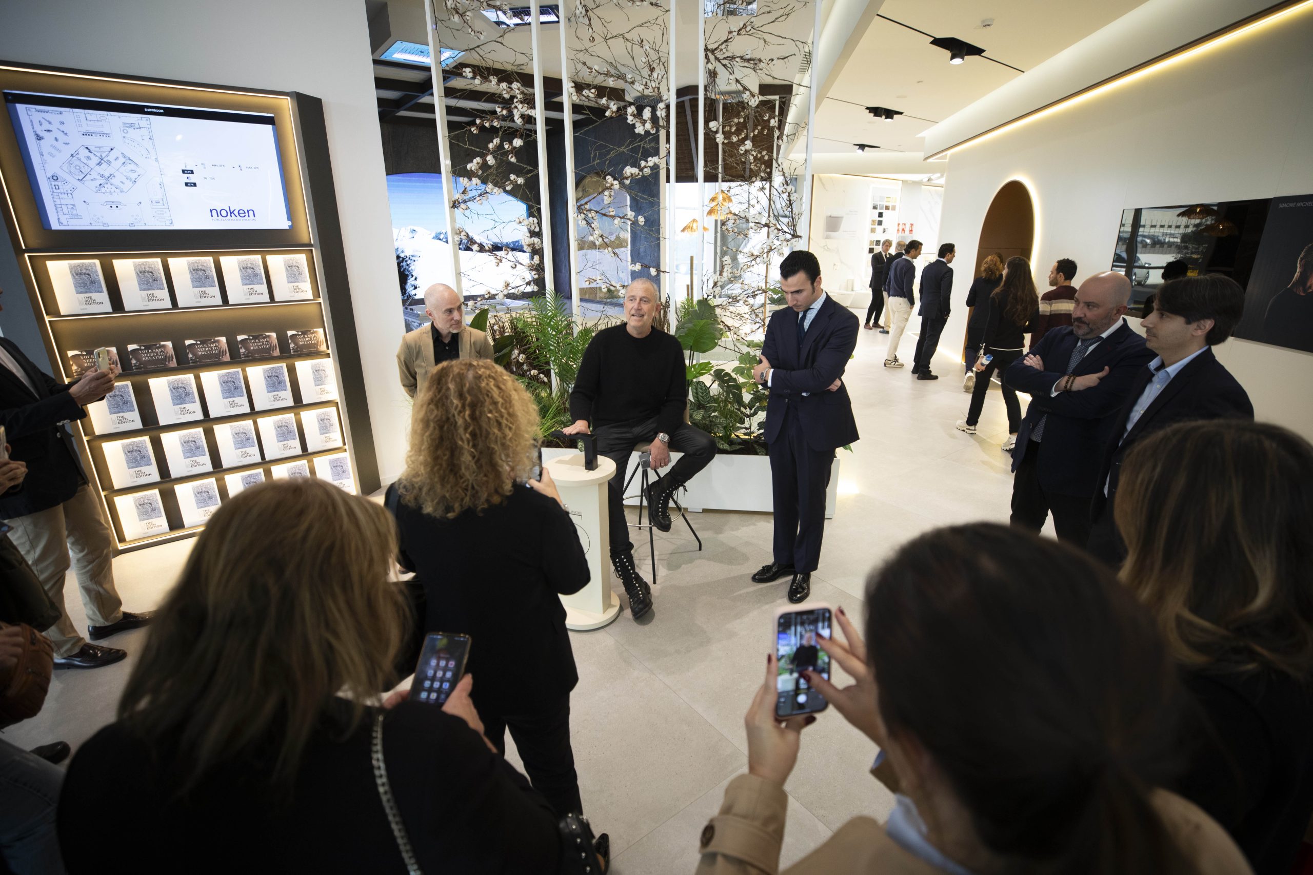 Simone Micheli en el showroom de Noken en la XXX Muestra Internacional de Porcelanosa